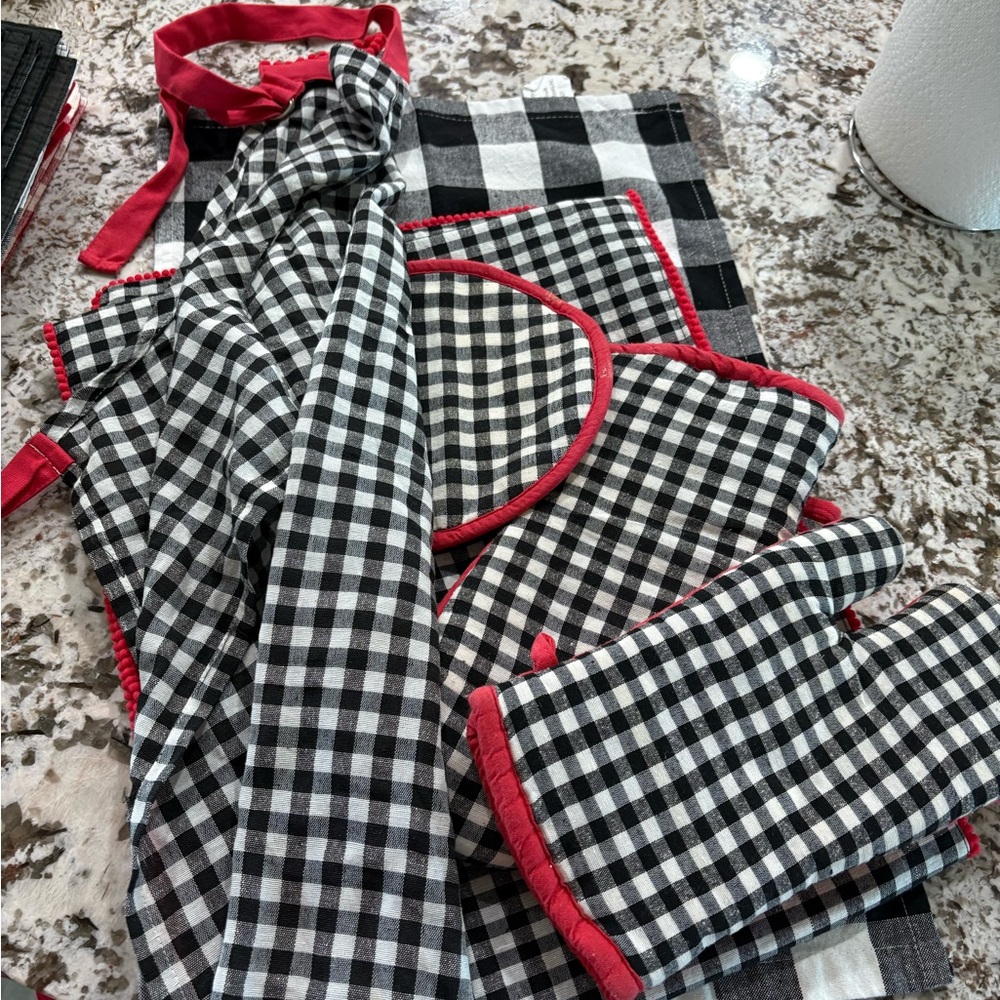 Lot of used Kitchen Placemats, mittens, apron, table runner and towel $40